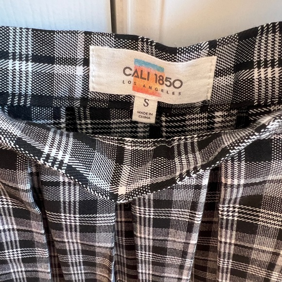 Cali1850 Blank and White Plaid Pleated Mini Skirt - Picture 2 of 2